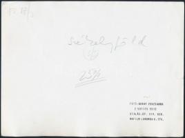 Székelyföld, székely parasztház és lakói, Buray Zsuzsanna pecséttel jelzett fotója, sarkán törésnyom...