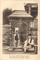 Egy székely parasztház kapuja (Jakabfalva) / Tor eines Székler Bauernhauses / Transylvanian folklore, Székely gate. Jo. Drotleff Nr. 440. 1917 (Rb)