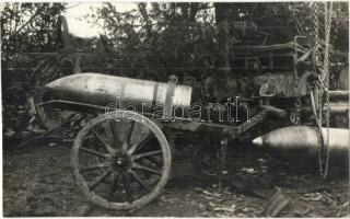 1916 Janów, a 30,5 cm-es mozsár lövegje. Kis kézi kocsival szállítják az ágyúhoz és emelődaruval helyezik a csőbe / WWI K.u.K. bullet for the 30,5 cm mortar, cannon, photo