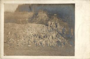 Eredeti képek a tűzvonal mögött, temetésre váró halott katonák / WWI K.u.K. military, bodies of the dead soldiers waiting to be buried, photo