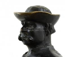 Beszédes János László (1874-1922): Pipáját töltő csikós. Bronz, jelzett, alabástrom talapzattal, m: ...