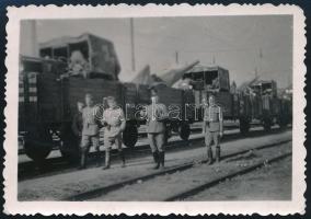 1942 Tokaj, katonák a vasúti kocsik mellett, fotó, hátulján feliratozva, 6,5×9 cm