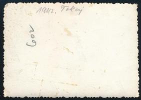 1942 Tokaj, katonák a vasúti kocsik mellett, fotó, hátulján feliratozva, 6,5×9 cm