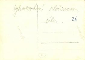 Második világháborús katonai lap. Csehek húzzák ki a halott katonákat egy kilőtt német tankból / WWI...