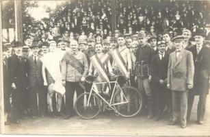 1916 Magyar kerékpáros bajnokság győztesei a Millenáris pályán / Hungarian bicycle championship winners, photo