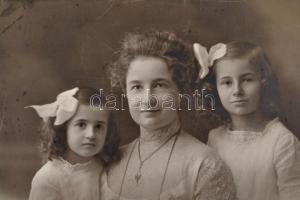 cca 1890 19 db vegyes műtermi portréfotó, Dr. Prokess Antal nőgyógyász, kórházi főorvosról és család...