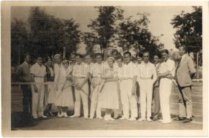 Tenisz csapatverseny az igazi fehér sportruházat idejéből / Tennis team competition, white sport clothing era, photo