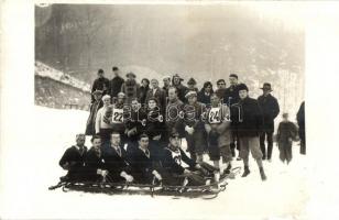 Bobverseny résztvevőkkel öt fős bobban / Five people controllable bobsleigh at a competition, group photo