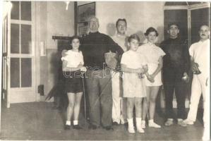 Lovag Santelli Italo világhírű vívómester tanítványokkal / Italo Santelli Italian fencer with his students, photo