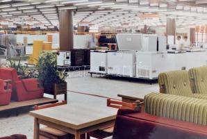 9 db fotó a Kispesti Centrum áruház építéséről, és az átadást követő napokról, 12,5x17,5 cm