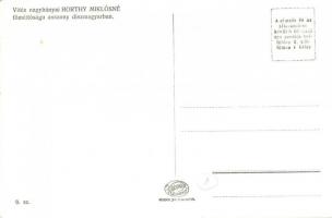 Vitéz Nagybányai Horthy Miklósné főméltóságú asszony díszmagyarban. Purgly Magdolna