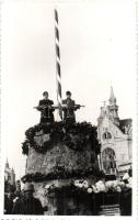 1940 Nagyszalonta, Salonta; Országzászló avatás. A zászló előkészítése a városháza előtt / Hungarian Flag inauguration. Preparation of the flag. Zsák Jenő Jászberényi photo