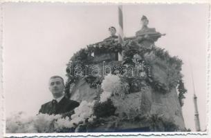 1940 Nagyszalonta, Salonta; Országzászló avatás. Dr. Kiss Ferenc anatómia professzor, a Magyarországi Nagyszalonta Egyesület elnöke beszédet mond / Hungarian Flag inauguration. President of the Hungarian Salonta Association giving his speech. Zsák Jenő Jászberényi photo