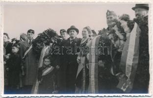 1940 Nagyszalonta, Salonta; Országzászló avatás, koszorúzó honleányok, leventék és diákok / Hungarian Flag inauguration, wreathing compatriot women, students, military schoolboys. Zsák Jenő Jászberényi photo