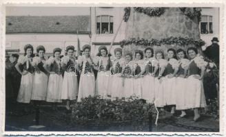 1940 Nagyszalonta, Salonta; Országzászló avatás, honleányok / Hungarian Flag inauguration, compatriot women. Zsák Jenő Jászberényi photo