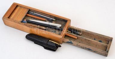 Régi, kihúzhatós fa tolltartó, belsejében használt régi ceruzákkal + 1 db retró töltőtoll, tokban, kis sérüléssel