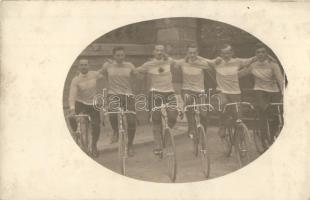 Kerékpárversenyző csapat csoportképe / Racing cyclist team, group photo