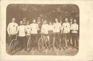 Kerékpárversenyzők csoportképe az edzőkkel verseny után / Racing cyclists after the race, group photo