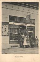Marcali, Karácsony Sándor cipészmester cipőraktára a Fő téren, Dolgozók az üzlet előtt
