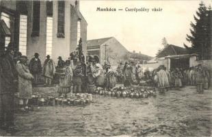 Munkács, Mukacheve, Mukacevo; Cserépedény vásár árusokkal. Pannonia kiadása / crockery market with vendors