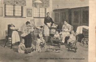 Nagyszeben, Hermannstadt, Sibiu; Az első kis bölcsisek a bölcsődében, szoba belső / Die ersten Gäste der Kinderkrippe / nursery interior (fa)