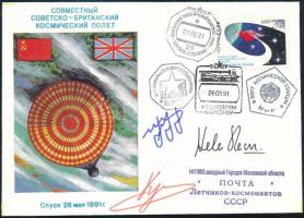 1991 Helen Sharman (1963- ) brit, Anatolij Arcebarszkij (1956- ) és Szergej Krikaljov (1958- ) szovjet űrhajósok aláírásai emlékborítékon /  1991 Signatures of Helen Sharman (1963- ) British, Anatoliy Artsebarskiy (1956- ) and Sergei Krikalyov (1958- ) Soviet astronauts on envelope