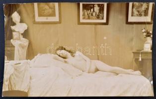 cca 1900 Hölgy a szalonban, finoman erotikus fotó, saroktöréssel / cca 1900 Erotic photo, 9x14 cm