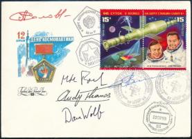 1997 Andy Thomas (1951- ), David Wolf (1956- ), Michael Foale (1957- ) amerikai, Pavel Vinogradov (1953- ) és Anatolij Szolovjov (1948- ) orosz űrhajósok aláírásai emlékborítékon /  1997 Signatures of Andy Thomas (1951- ), David Wolf (1956- ), Michael Foale (1957- ) American, Pavel Vinogradov (1953- ) and Anatoliy Solovyov (1948- ) Russian astronauts on envelope