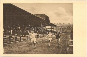 1913 K.A.O.E. verseny, Rákos győz 100 yardon; Weinreb, Rákos, Boros, Schubert; kiadja a Klasszikus Pillanatok Vállalat / Hungarian athlets, runners