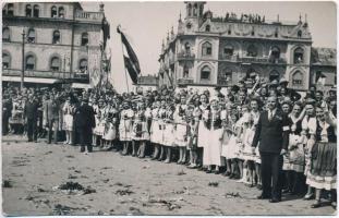 1940 Nagyvárad, Oradea; bevonulás ünneplő tömeggel, honleányok sorfala. Eredeti fotó felvétel / entry of the Hungarian troops, celebrating people with compatriot women. photo