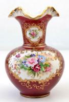 Virágmintás porcelán váza, kézzel festett, aranyozott, jelzés nélkül, hibátlan, m: 15,5 cm