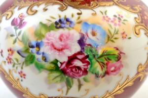 Virágmintás porcelán váza, kézzel festett, aranyozott, jelzés nélkül, hibátlan, m: 15,5 cm