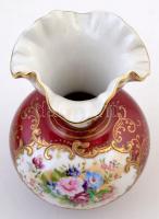 Virágmintás porcelán váza, kézzel festett, aranyozott, jelzés nélkül, hibátlan, m: 15,5 cm