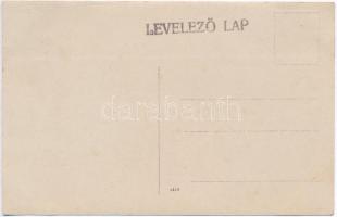 ~1905 Ismeretlen város, Cigányok ebéd közben egy főúri villa kertjében. Háttérben az úri család tagj...