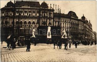 1919 Budapest VI. Berlini tér (mai Nyugati tér), Tanácsköztársaság május elsejei ünnepsége, Három kalapácsos munkásfigura szobor. Háttérben a Hungária pensió és Krayer és Társa festék-, kence- és lakkgyára. Eredeti photo