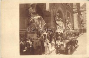 Horthy Miklós látogatása a budapesti Műszaki Egyetemen, Automobil sofőrrel és fényképész / Visitation of Horthy Miklós in Budapest at the Technical University, automobile, photographer. photo