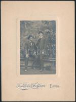 1906 Milánó, Id. Mátrai Lajos (1850-1906) szobrász és Nádler Róbert (1858-1938) festőművész a milánói világkiállításon, kartonra kasírozott fotó M.Collini műterméből, 10x7 cm