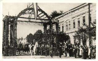 1940 Nagyvárad, Oradea; bevonulás, Horthy Miklós a díszkapu alatt / entry of the Hungarian troops, Horthy, decorated gate (EK)