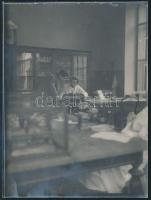 1927 Dr. Kiss Ferenc (1875-1941) anatómia professzor laboratóriumban, hátoldalon feliratozott fotó, 12x9 cm
