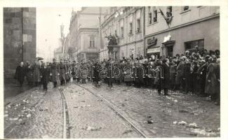 1938 Kassa, Kosice; bevonulás, kormányzói pár, Horthy és Purgly, háttérben Kemény G. üzlete / entry of the Hungarian troops, Horthy and Purgly, shop in the background (vágott / cut)