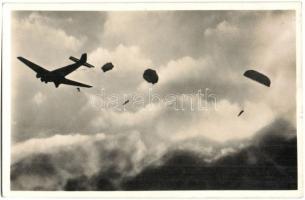 Unsere Luftwaffe, Fallschirmjäger / WWII German Air Force, Paratrooper from an aircraft