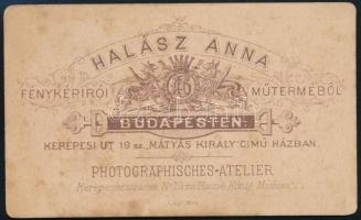 cca 1885 Huszártiszt műtermi portréja, keményhátú fotó Halász Anna budapesti műterméből, 11x6,5 cm