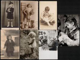20 db Gyerekfotó, többségében gyerekjátékokkal, fotó és fotólap vegyesen, változó állapotban, 15x10 ...