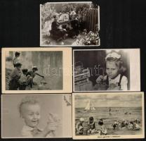 20 db Gyerekfotó, többségében gyerekjátékokkal, fotó és fotólap vegyesen, változó állapotban, 15x10 ...