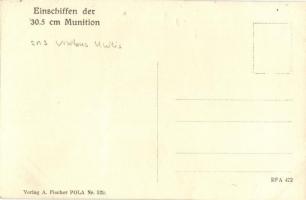 30,5 cm-es lövedék beemelése az SMS Viribus Unitis Tegetthoff-osztályú dreadnought csatahajó fedélze...