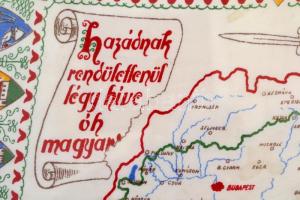 1940 "Hazádnak rendületlenül légy híve óh magyar!", irredenta kendő, print, selyem(?), üve...