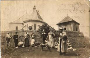 1909 Szentmária, Svata Mara (Szocóc, Socovce); Római katolikus templom, családi csoportkép kutyával / church, family with dog, group photo (apró lyukak / small pinholes)