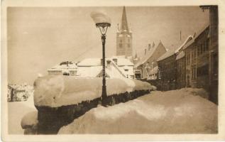 Nagyszeben, Hermannstadt, Sibiu; téli utcakép háttérben az evangélikus templommal / snow covered street view with church in the background in winter time. E. Fischer photo