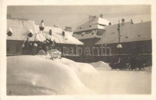 Nagyszeben, Hermannstadt, Sibiu; téli utcakép / snow covered street view in winter time. E. Fischer photo