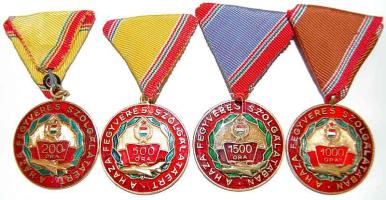 "A haza fegyveres szolgálatáért" 4 klf zománcozott érem 200,500,1000,1500 óra szalaggal T:1